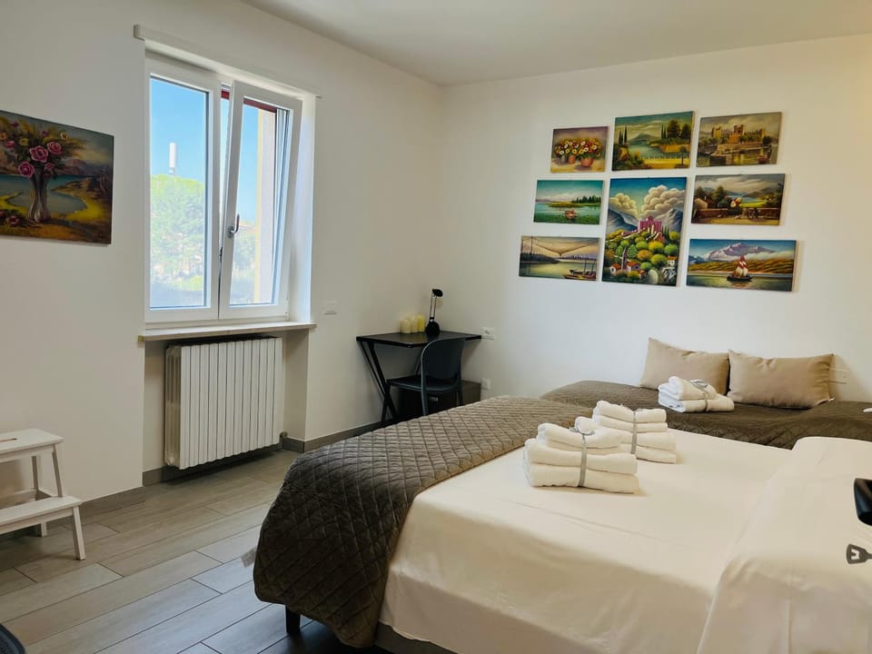 Bed, Photo of the whole room, Bedroom, towels