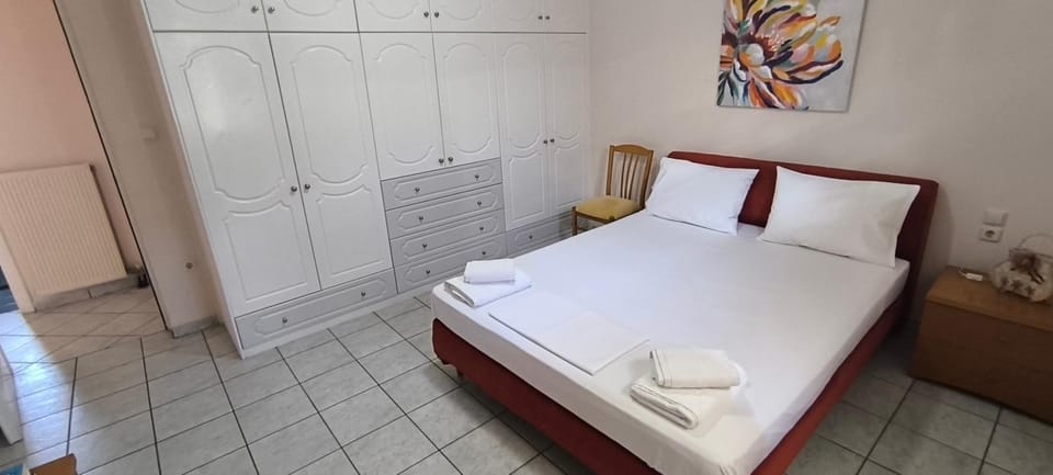 Bed, Photo of the whole room, Bedroom, towels, wardrobe