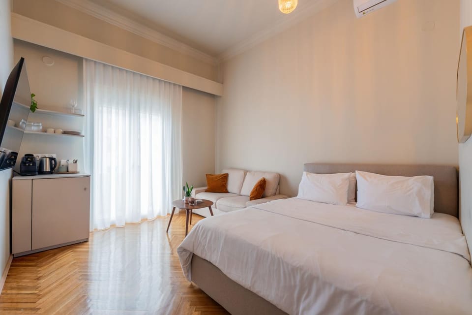 TV and multimedia, Living room, Photo of the whole room, Seating area, Bedroom