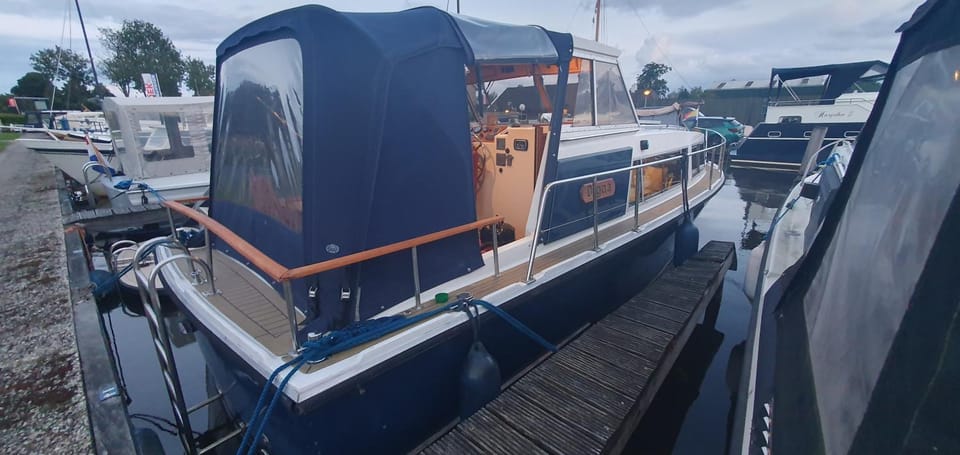 Unieke overnachting op een boot in Giethoorn Docked boat in Giethoorn