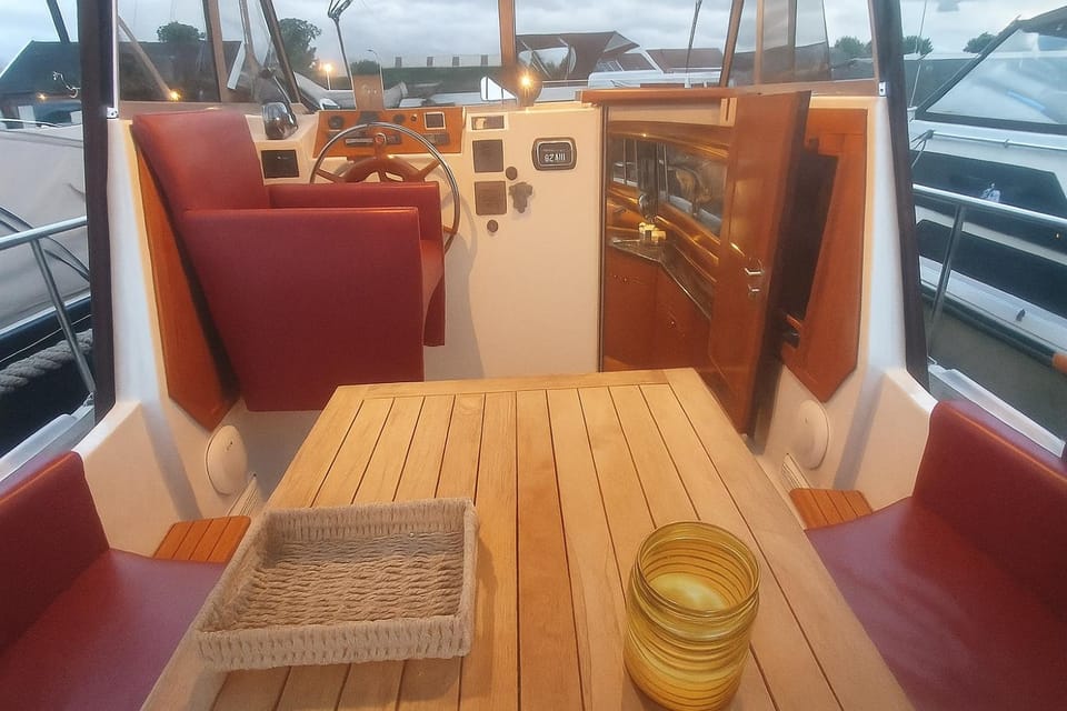 Unieke overnachting op een boot in Giethoorn Docked boat in Giethoorn