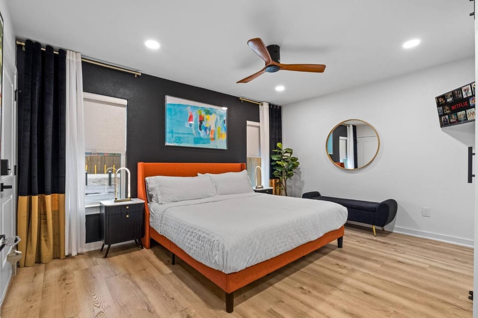 Bed, Photo of the whole room, Decorative detail, Bedroom, City view, Area and facilities