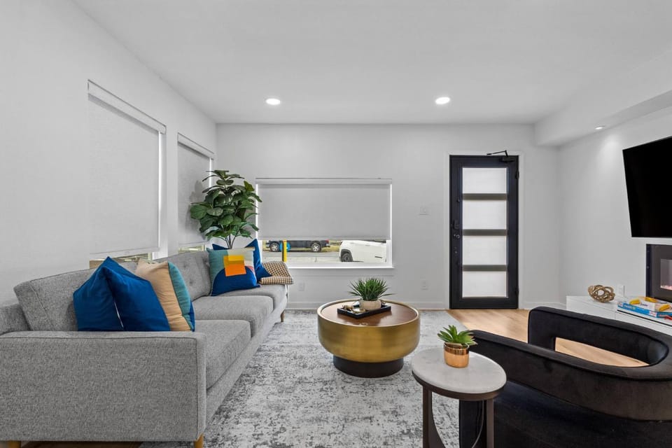 Neighbourhood, Living room, Decorative detail, Seating area, Area and facilities, Location