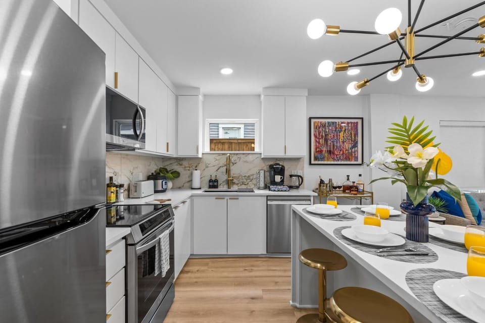 Kitchen or kitchenette, Decorative detail, Seating area, Dining area, kitchen