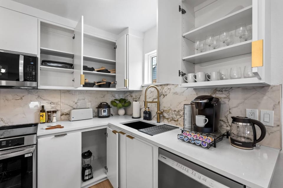 Coffee/tea facilities, Kitchen or kitchenette, Decorative detail, Dining area, group of guests, Family