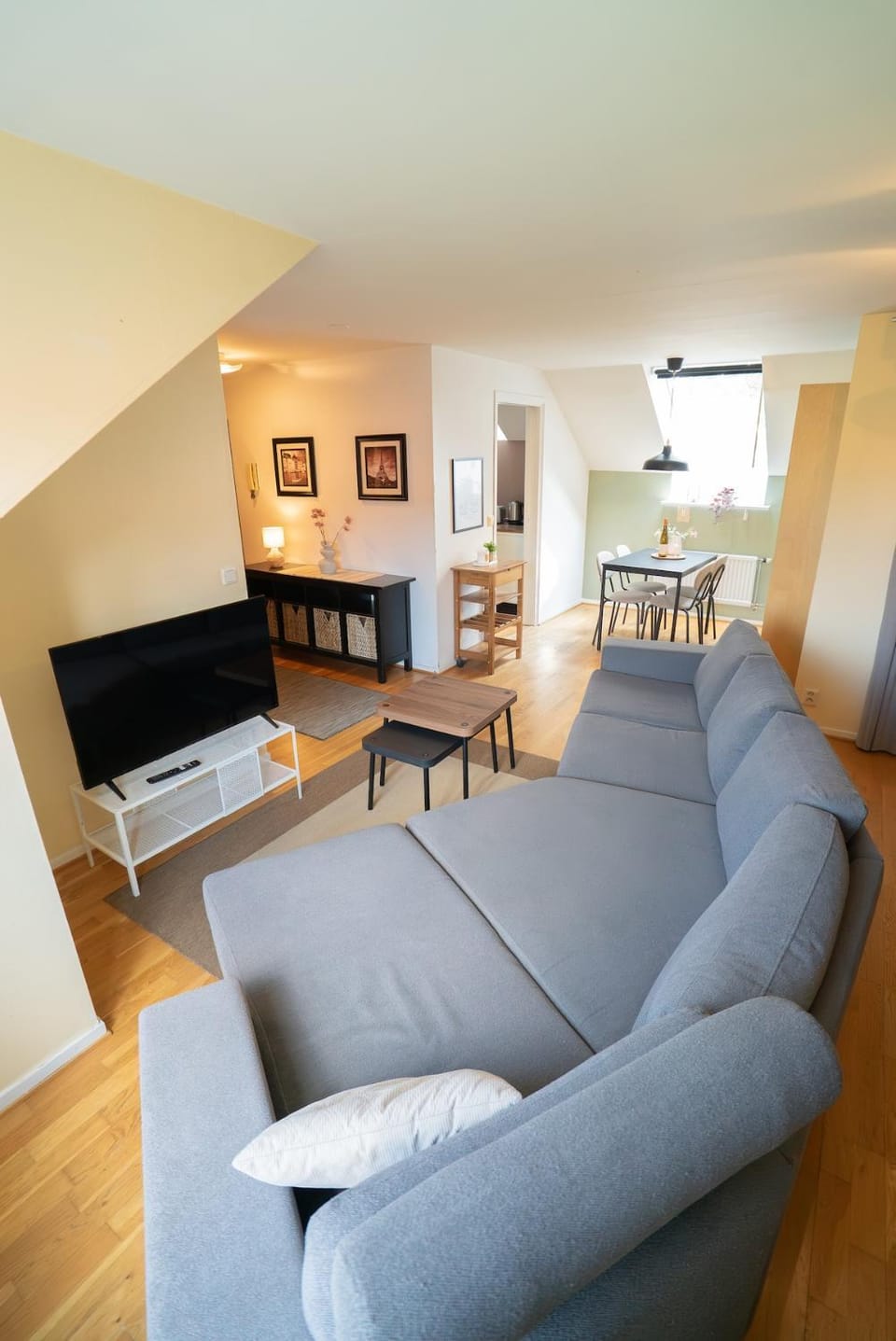 TV and multimedia, Living room, Evening entertainment