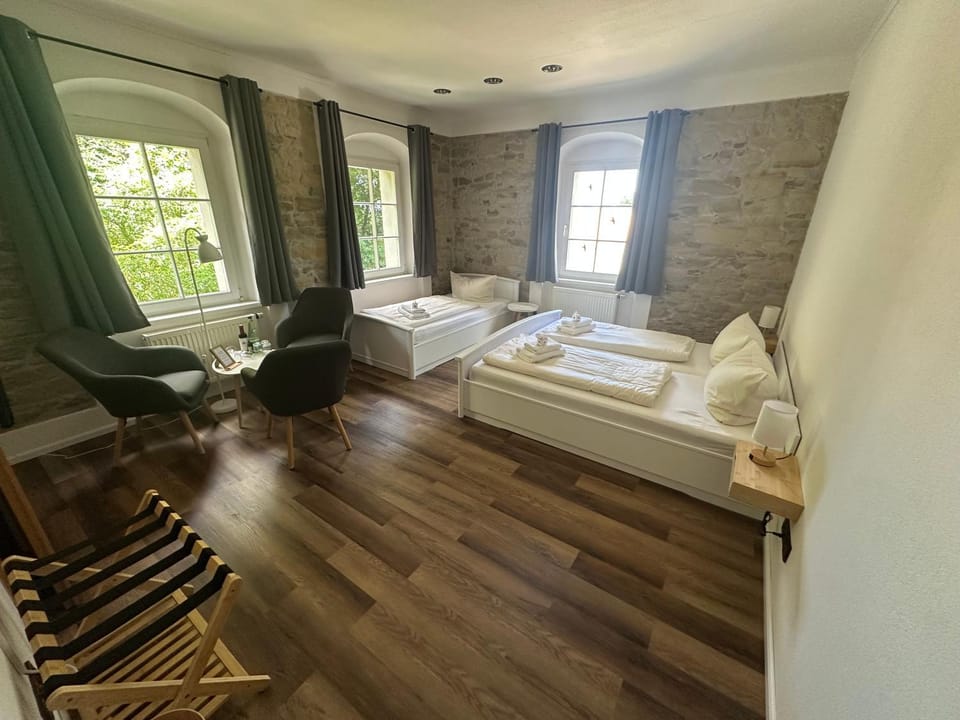 Bed, Photo of the whole room, Seating area
