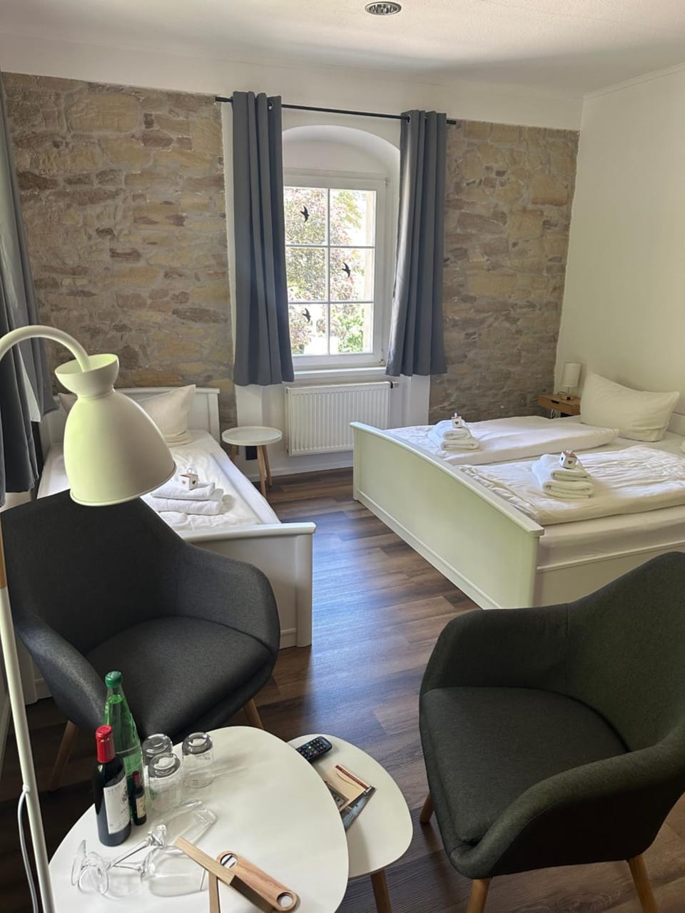 Bed, Photo of the whole room, Seating area