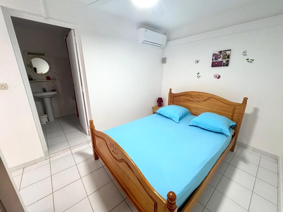 Bed, Photo of the whole room, Bedroom, air conditioner