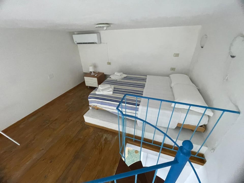 Bed, Photo of the whole room, Bedroom, air conditioner