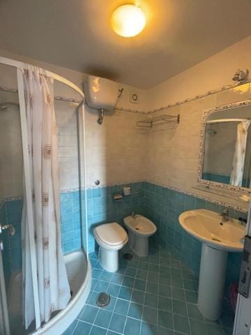 Shower, Toilet, Bathroom, bidet, towels