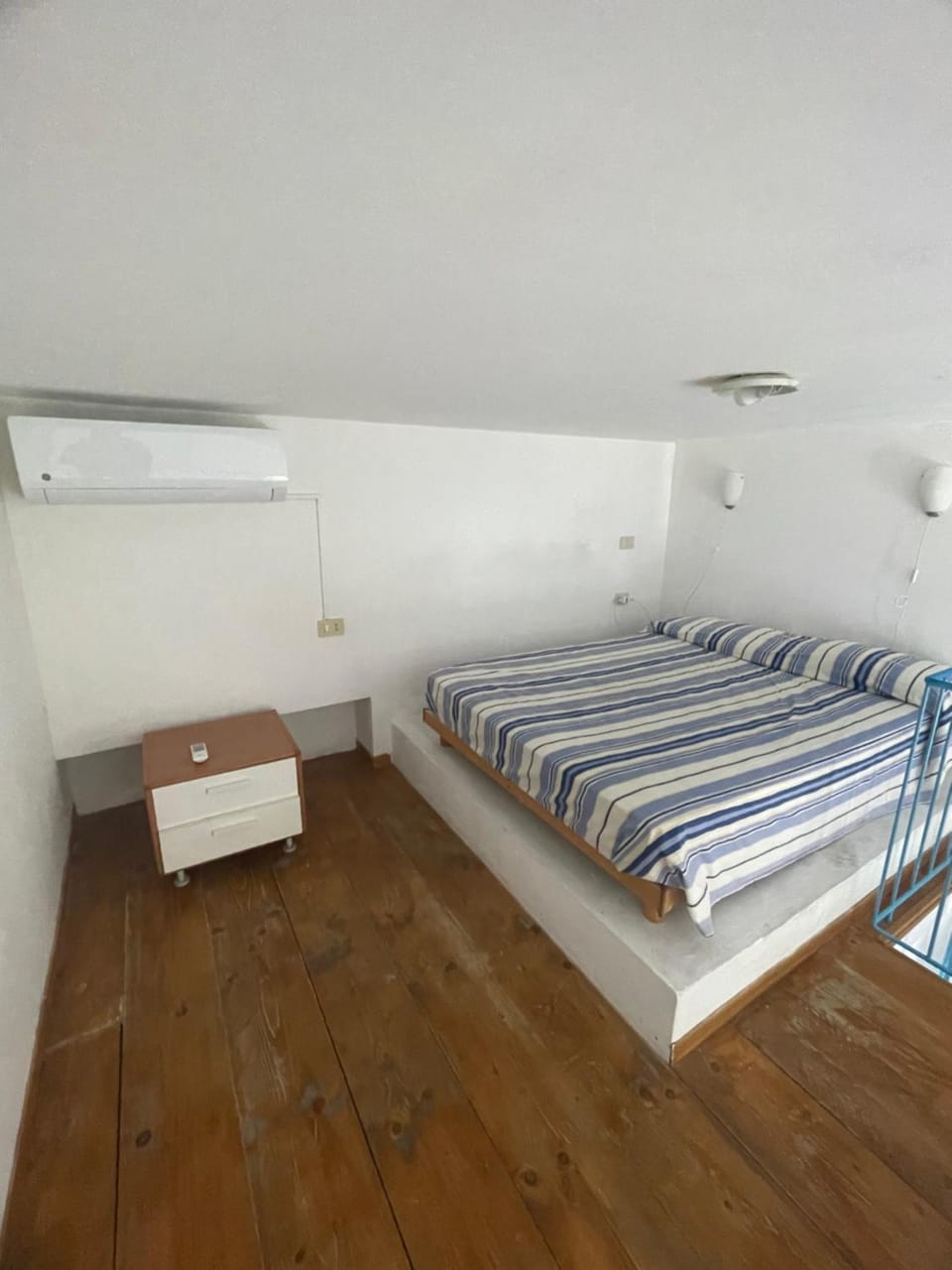Bed, Photo of the whole room, Bedroom, air conditioner