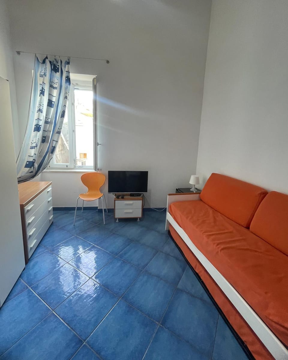 Bed, Living room, Photo of the whole room, Seating area