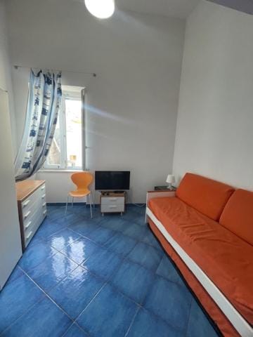 Bed, TV and multimedia, Living room, Photo of the whole room, Seating area, Bedroom