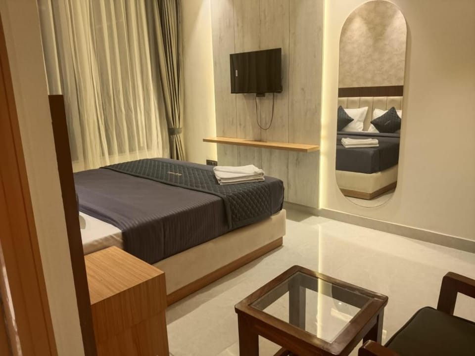 Bed, TV and multimedia, Photo of the whole room, Bedroom