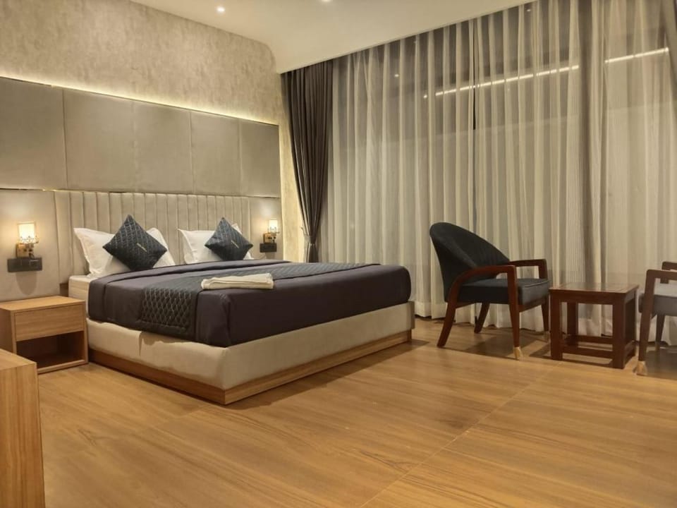 Bed, Photo of the whole room, Seating area, Bedroom