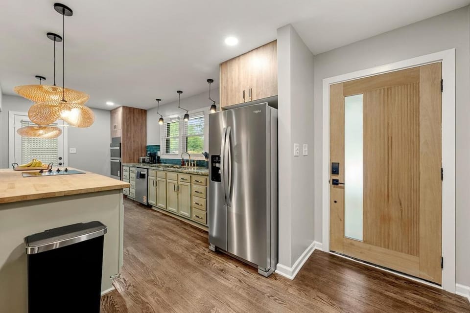 Atlanta Elegant 5-Bedroom Luxury Haven sleeps 16 Apartment in East Point