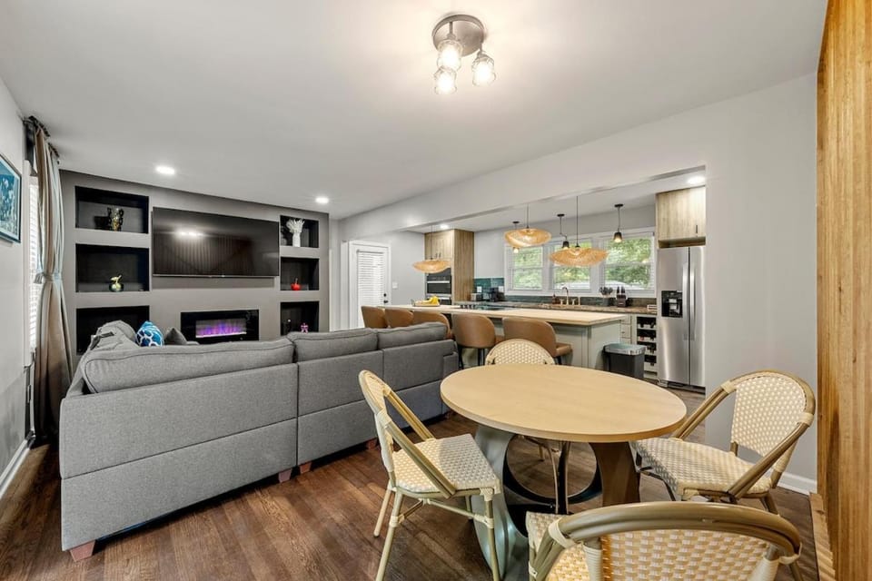 Atlanta Elegant 5-Bedroom Luxury Haven sleeps 16 Apartment in East Point