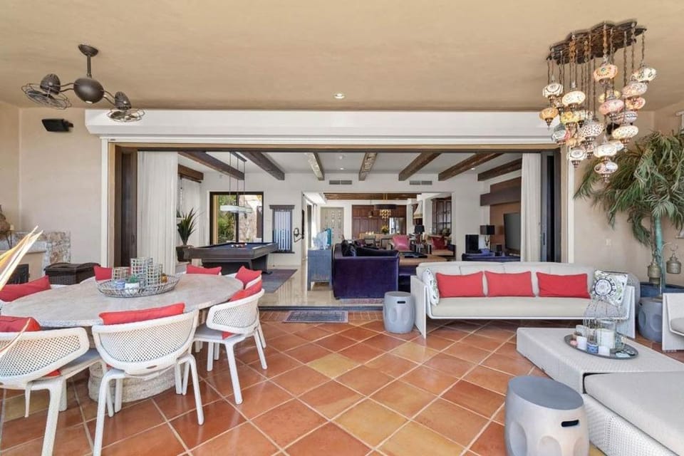 Restaurant/places to eat, Seating area