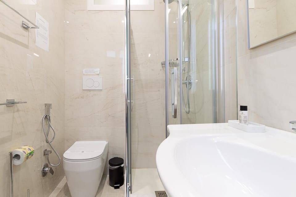 Shower, Toilet, Bathroom, towels