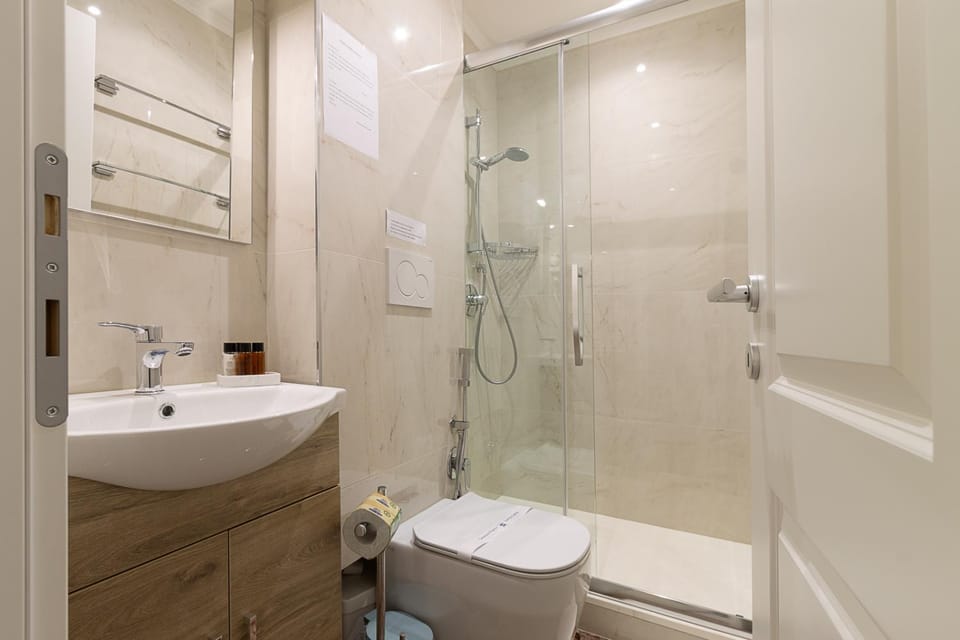 Shower, Toilet, Bathroom, towels