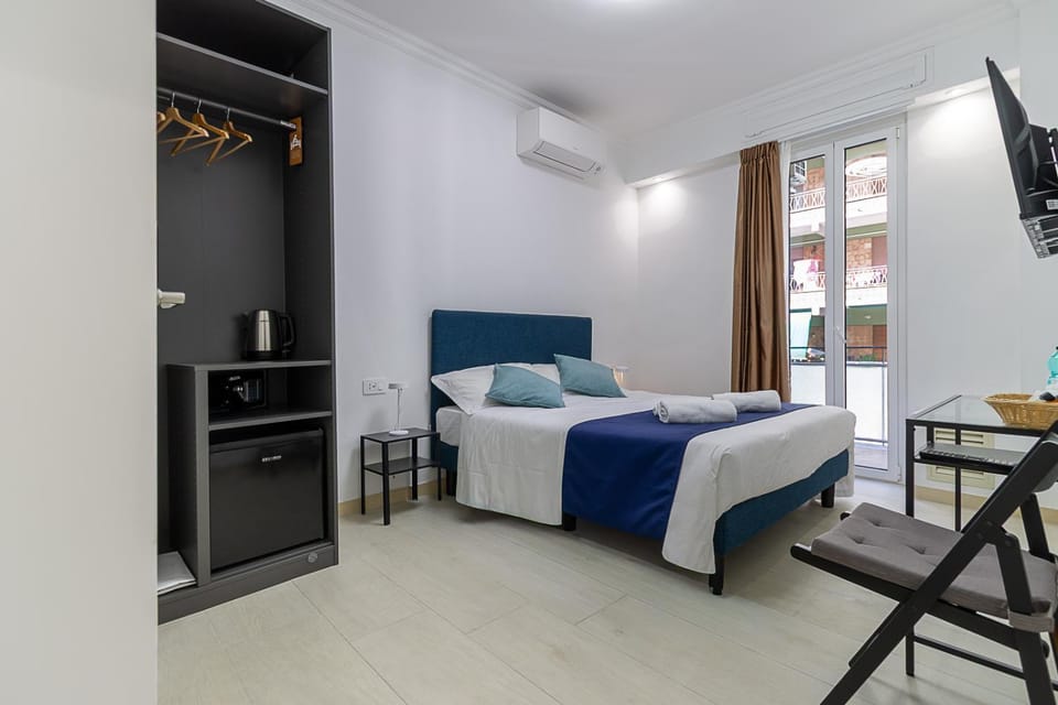 Bed, TV and multimedia, Photo of the whole room, Bedroom, minibar, air conditioner