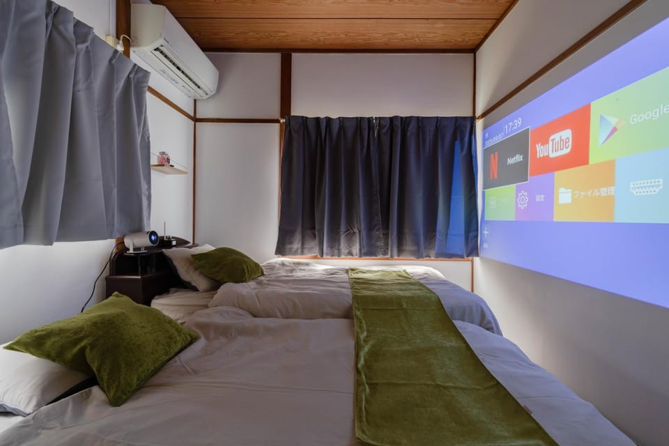 Bed, TV and multimedia, Bedroom