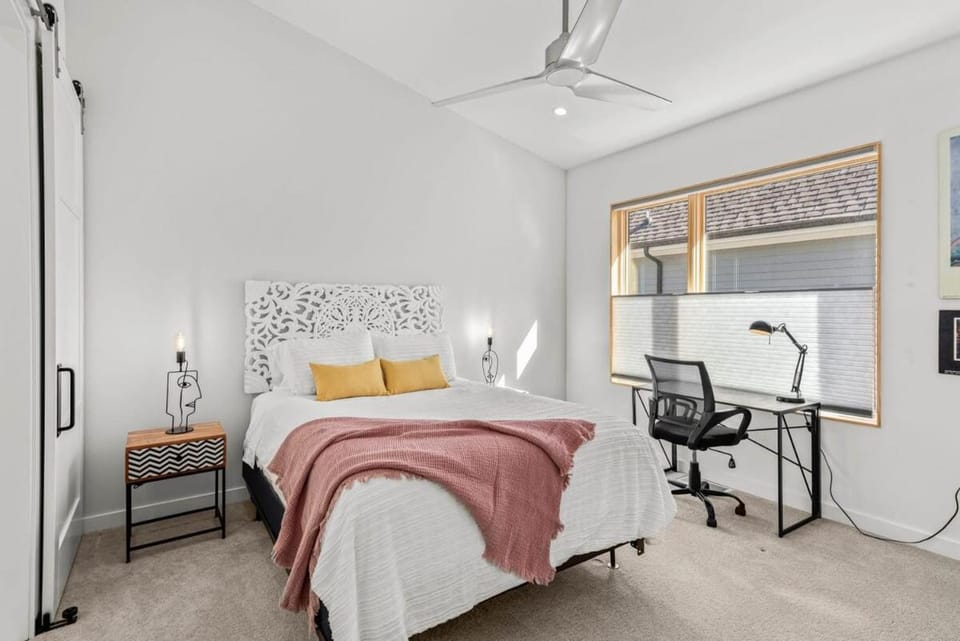 Luxury Downtown Townhome - 120 Theater & Patio House in Rogers
