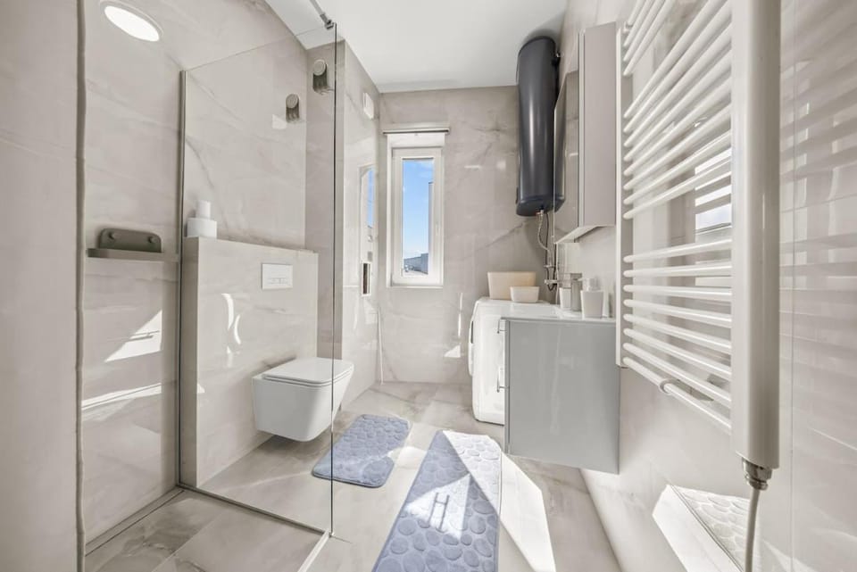 Shower, Toilet, Bathroom, towels