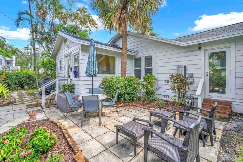 Bromeliad Bungalow - Downtown Cottage House in Fort Lauderdale