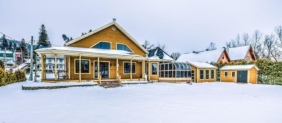 Au Bord du St-Maurice navigable river spa and ski Chalet in Shawinigan