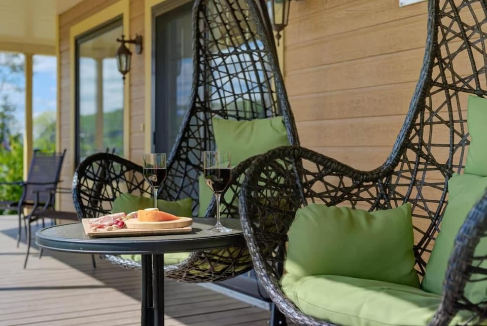 Au Bord du St-Maurice navigable river spa and ski Chalet in Shawinigan