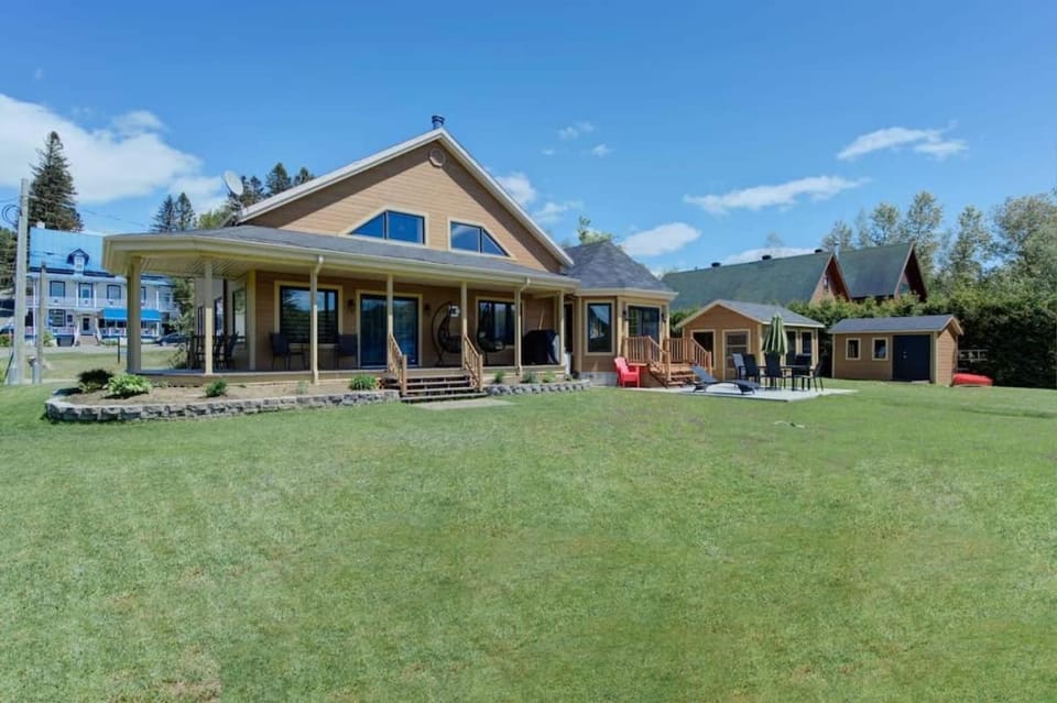 Au Bord du St-Maurice navigable river spa and ski Chalet in Shawinigan
