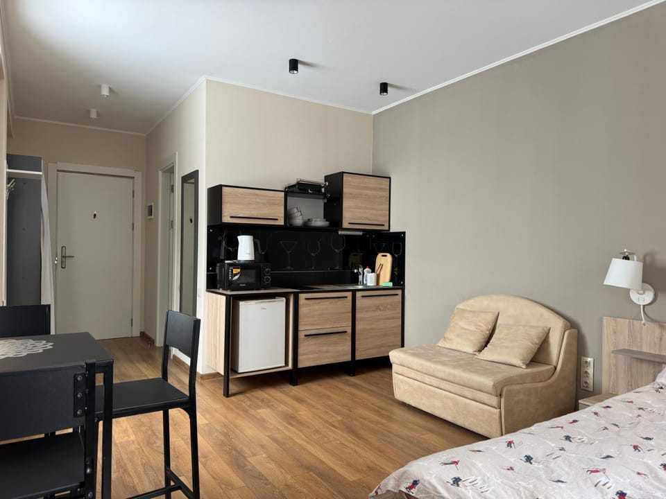 Bed, Coffee/tea facilities, Kitchen or kitchenette, Photo of the whole room, Seating area, Dining area, microwave, stove, toaster, wardrobe