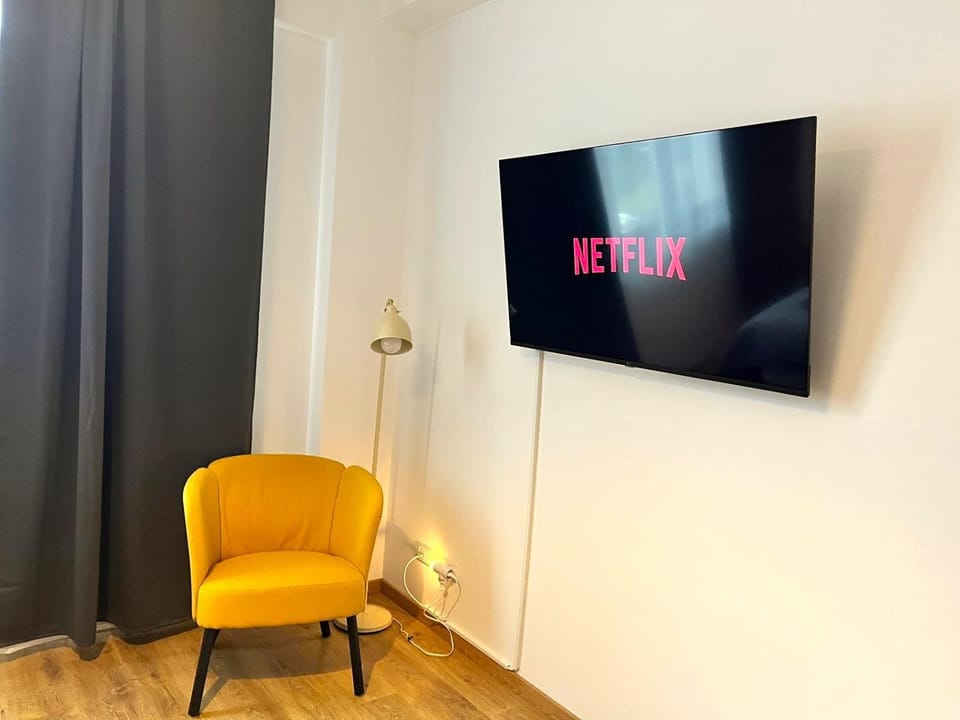 Bed, TV and multimedia, Living room, Seating area, Bedroom