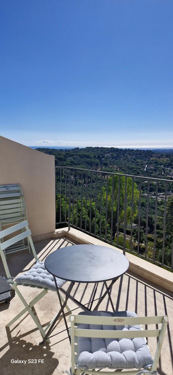 Appartement climatisé avec terrasse et vue panoramique Apartment in Grasse