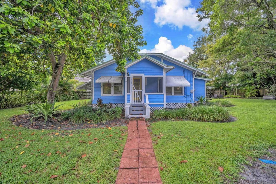 Blue Reverie - Downtown Cottage House in Fort Lauderdale