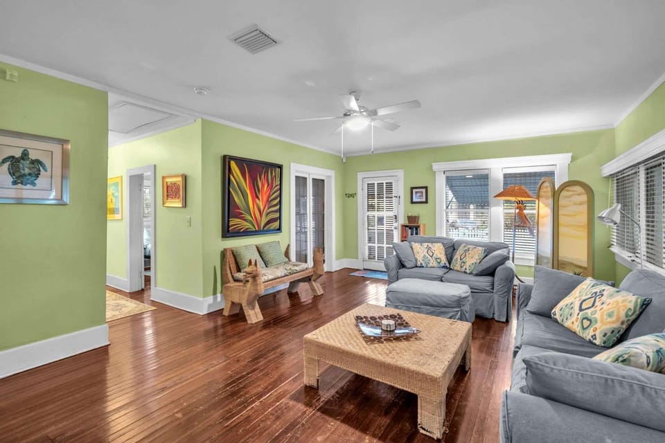 Blue Reverie - Downtown Cottage House in Fort Lauderdale