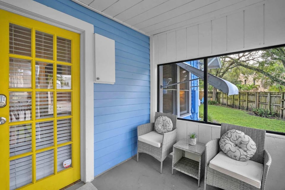 Blue Reverie - Downtown Cottage House in Fort Lauderdale