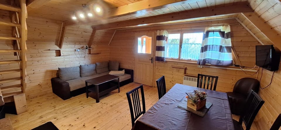 Communal lounge/ TV room, TV and multimedia, Living room, Seating area, Dining area, Evening entertainment