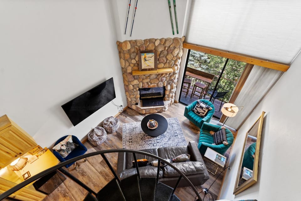Day, TV and multimedia, Balcony/Terrace, Living room, Seating area, Mountain view, fireplace, furniture