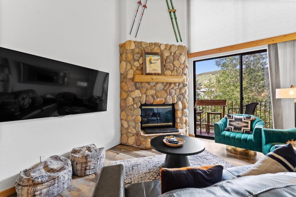 Day, TV and multimedia, Balcony/Terrace, Living room, Seating area, Mountain view, fireplace, furniture