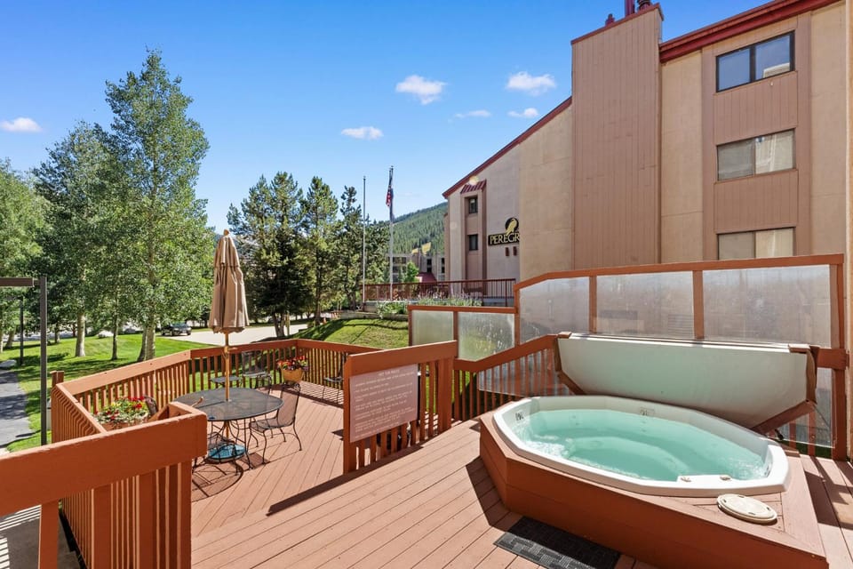 Property building, Day, Natural landscape, Hot Tub, Balcony/Terrace, Mountain view