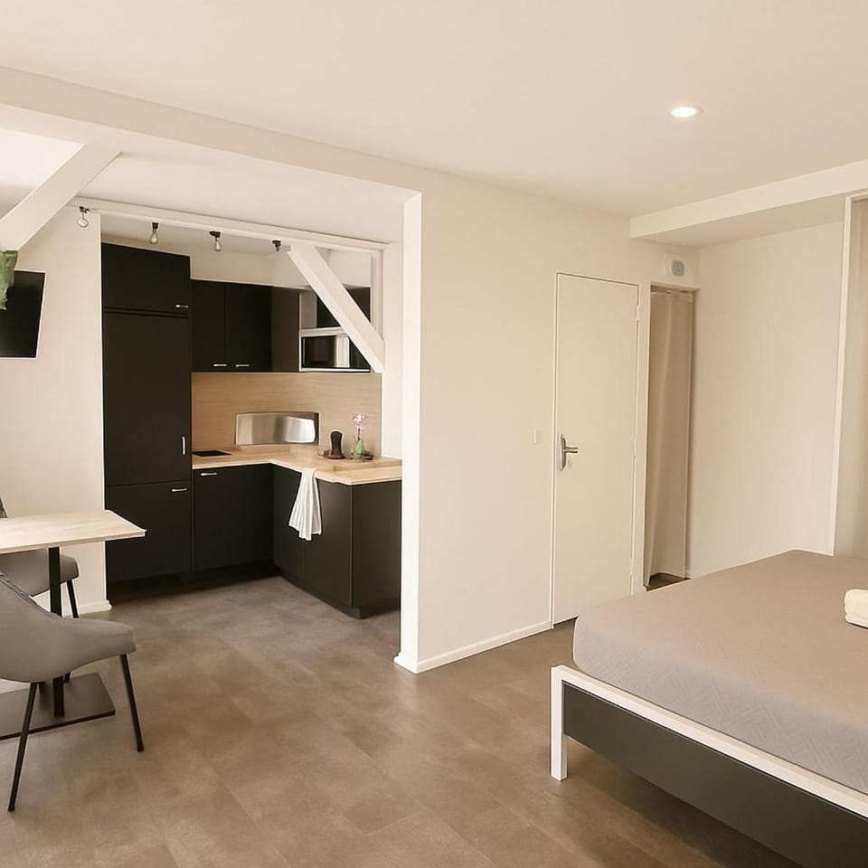 Kitchen or kitchenette, Dining area, Bedroom
