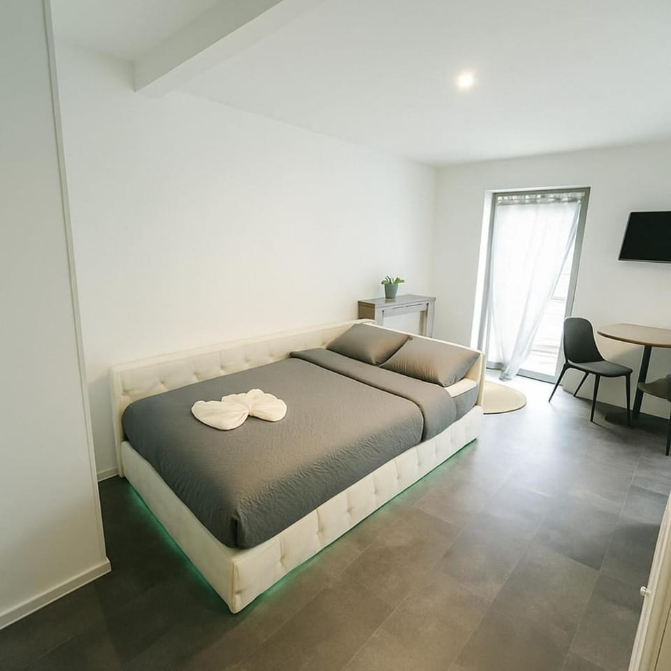 Bed, TV and multimedia, Seating area, Bedroom, towels