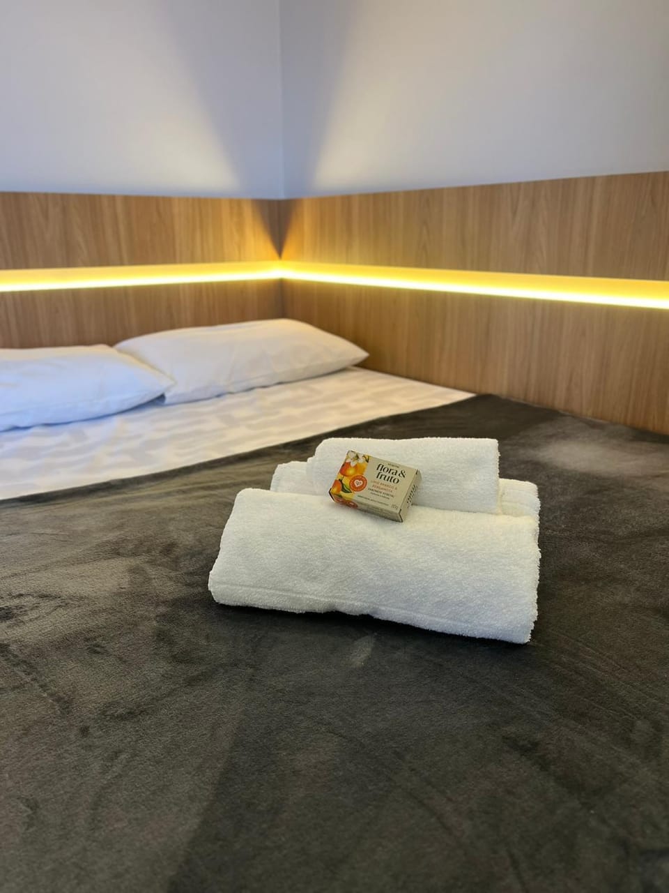 Bed, towels