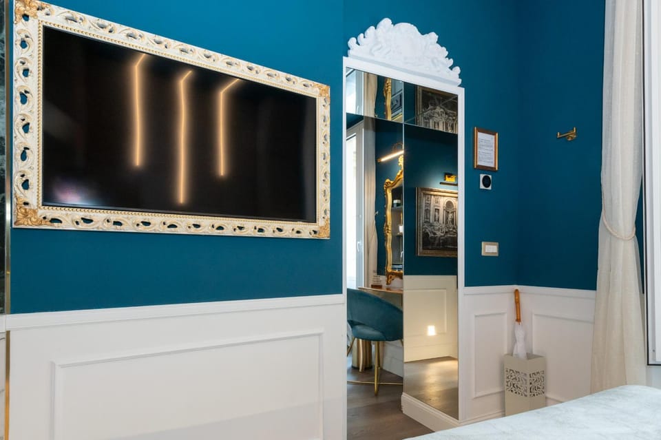 Bed, TV and multimedia, Photo of the whole room, Bedroom
