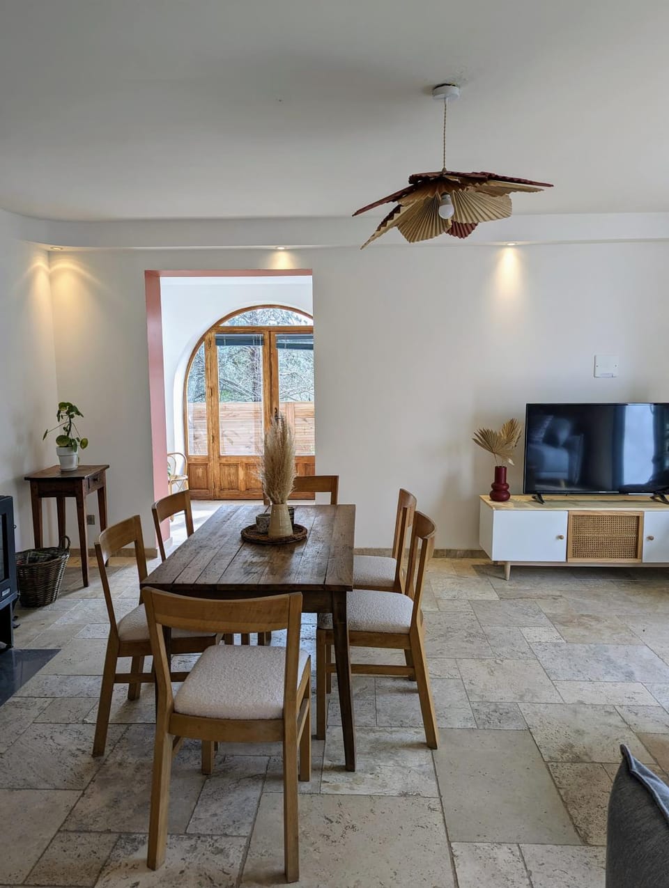 TV and multimedia, Living room, Dining area, fireplace