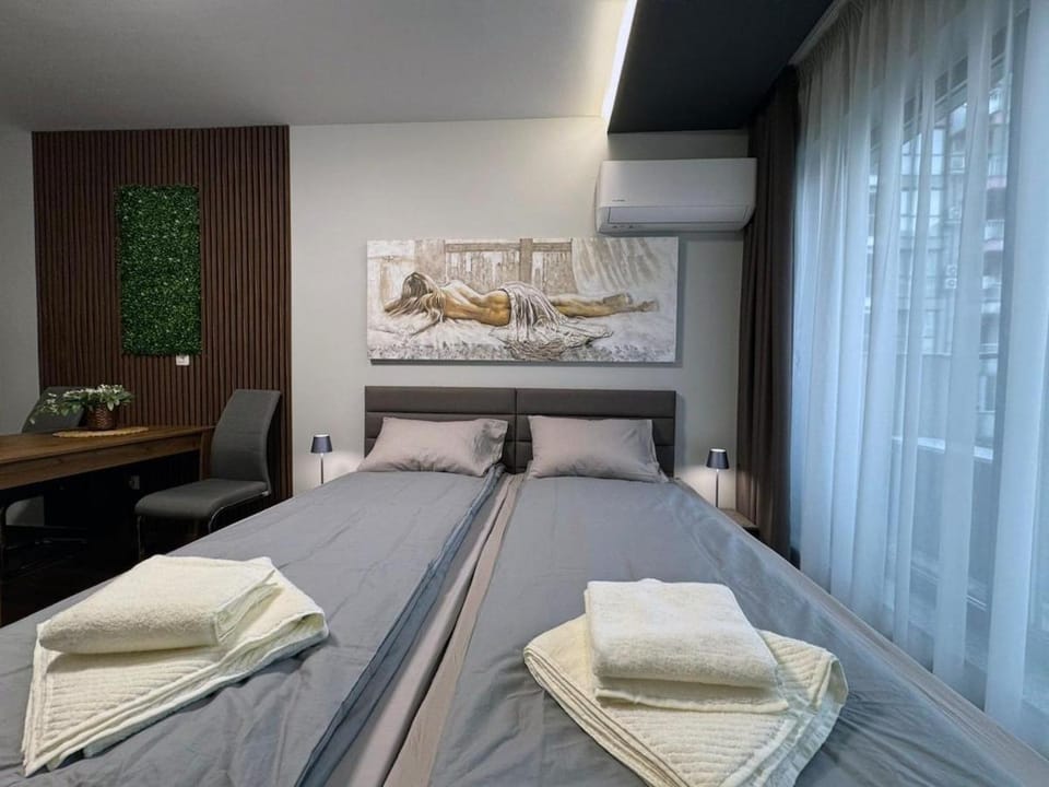 Bed, Bedroom, towels