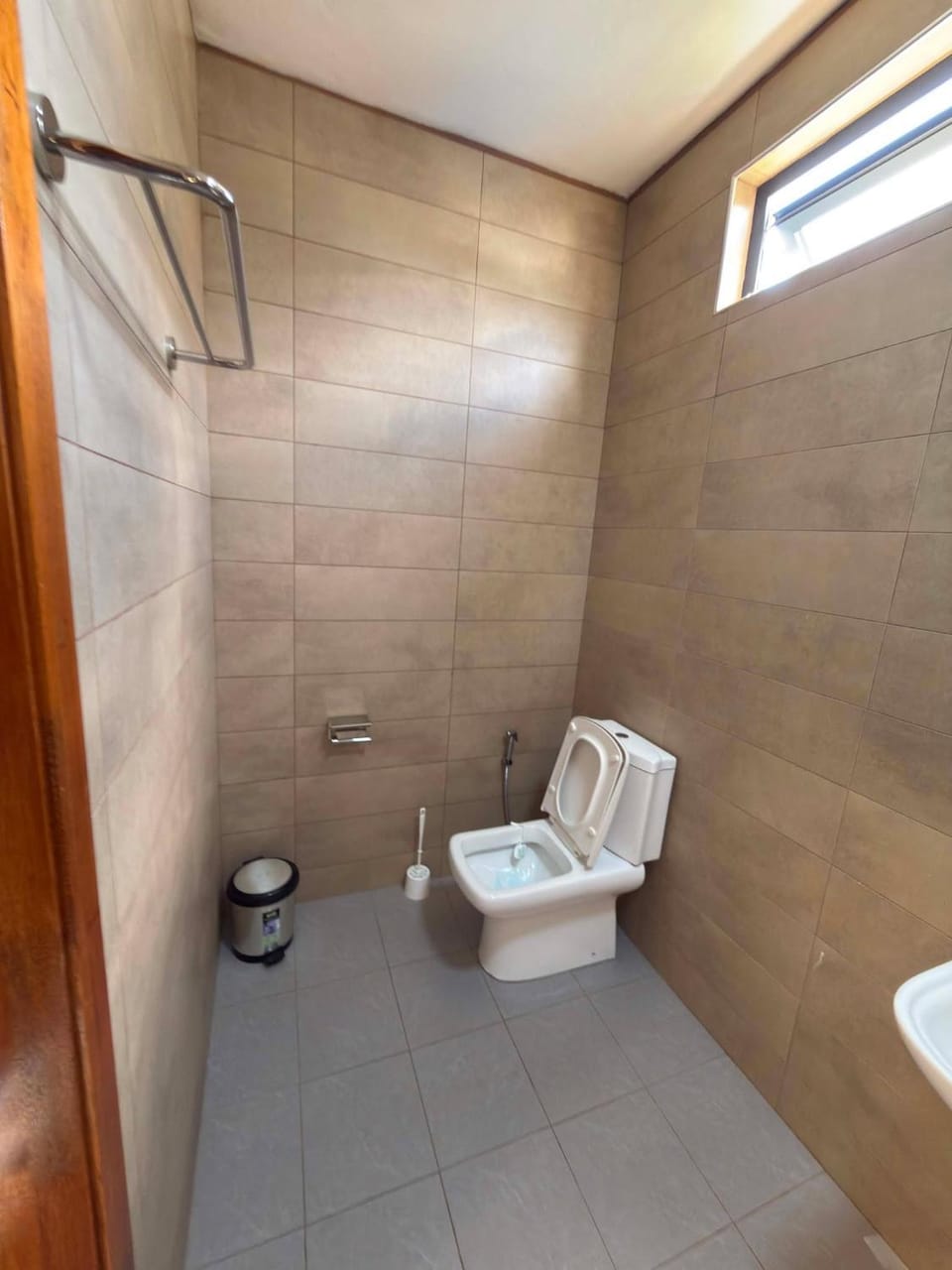 bidet, towels